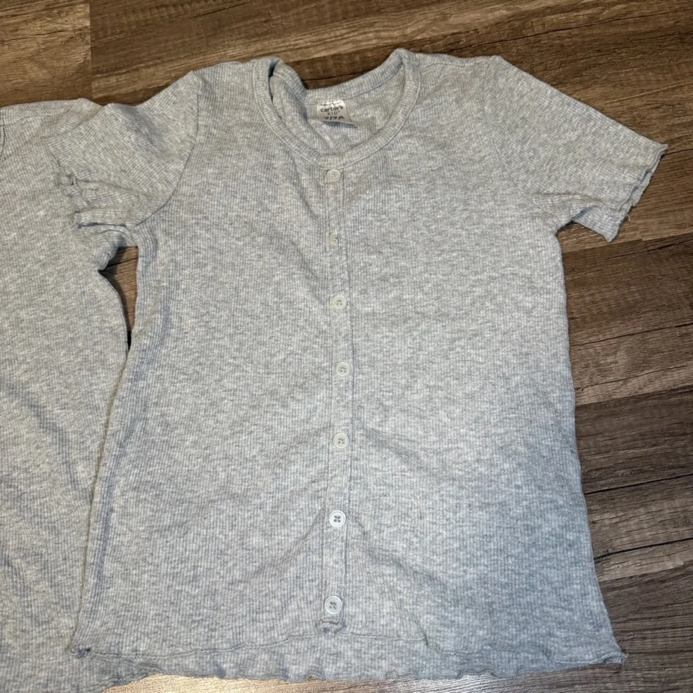 Carter's grey ribbed V-neck short-sleeve‎ tops, Size 7